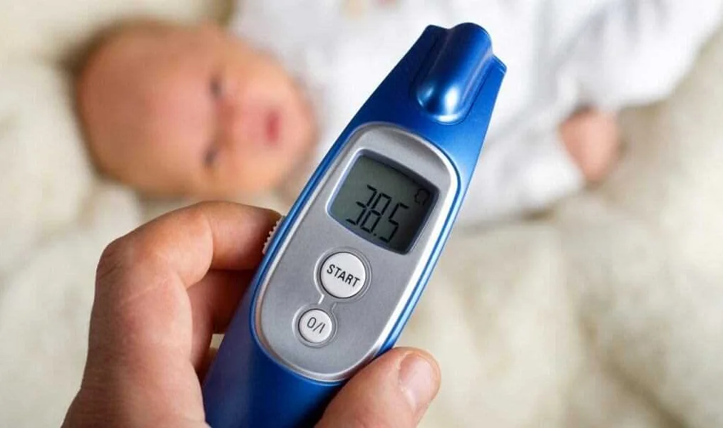 Измерение температуры младенца