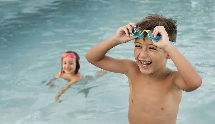 Как подготовить ребенка к посещению бассейна?