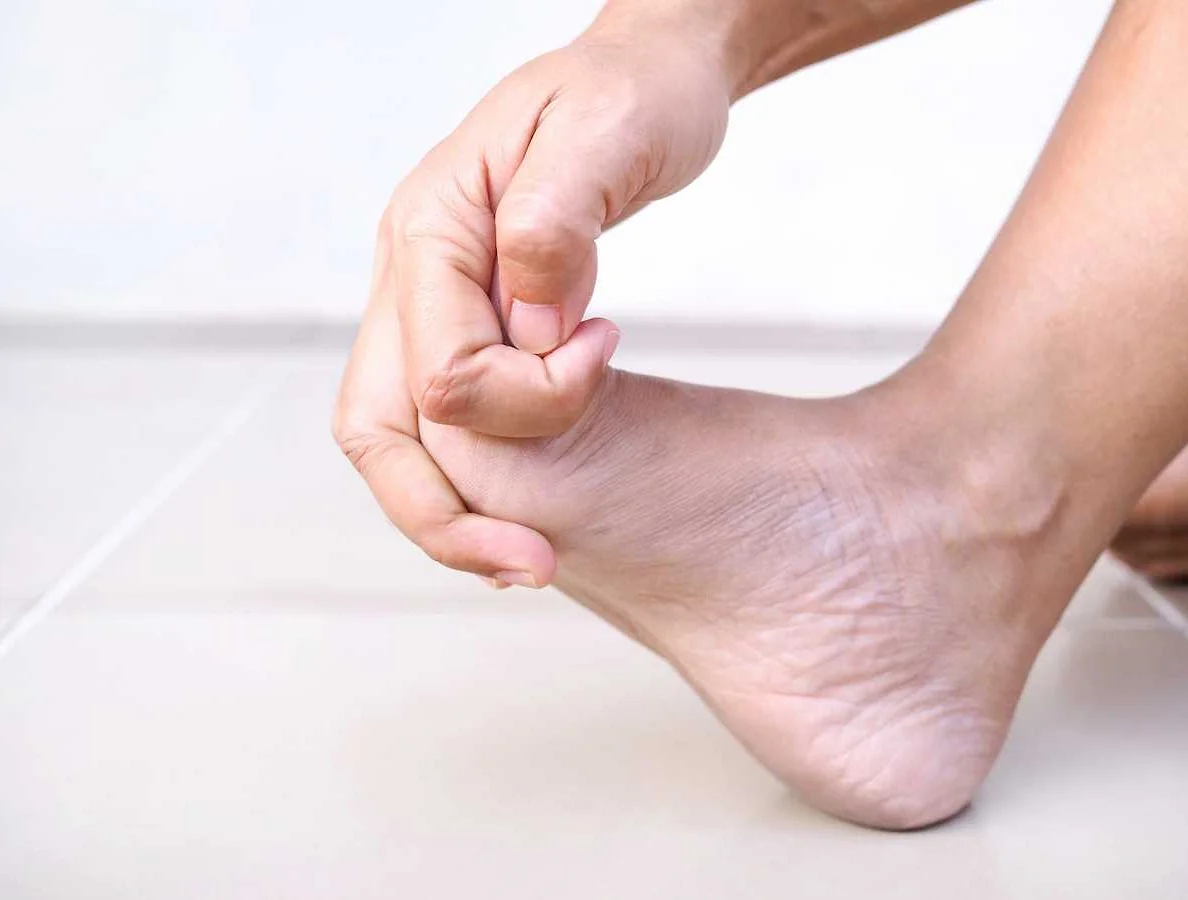 Немеют пальцы на ногах: причины, лечение и профилактика